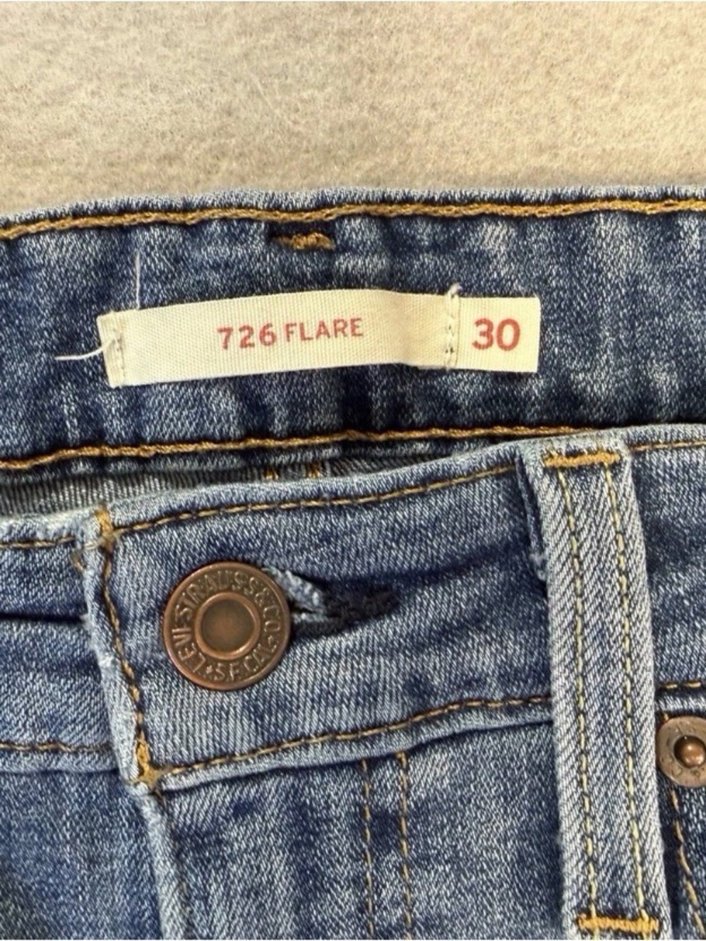 Levi’s 726 High Rise Flare Jeans Women’s Size 30 Distressed Stretch Medium Wash - Picture 3 of 12